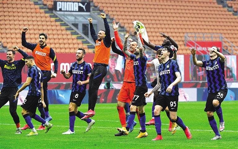 意甲焦点战AC米兰绝杀国际米兰登顶积分榜