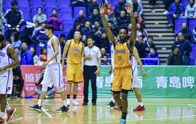  雷恩VS巴黎再现红牌，争议判罚引发热议  